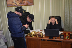 В ході слідства з'ясувалося, що 34-річний чоловік проживав в Миколаєві, вчив дітей в школі хореографії, а у вільний час вербував жінок для виїзду за кордон