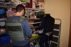 За погодженням з прокуратурою чоловікові повідомлено про підозру у вчиненні злочину, передбаченого частиною 2 статті 149 Кримінального кодексу України ( «Торгівля людьми або інша незаконна угода щодо людини»), що карається позбавленням волі на строк від п'яти до дванадцяти років з конфіскацією майна або без такої », - повідомляє поліція