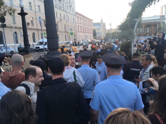 На Чистопрудному бульварі в Москві затримали активістів, які влаштували пікети на підтримку українського політв'язня Олега Сенцова, який вже 100 днів тримає голодовку в російській колонії