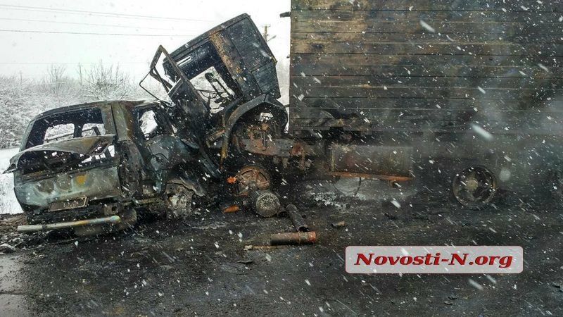 В результаті зіткнення позашляховика «Тойота» і вантажівки на засніженій трасі загинули дві людини - водій і пасажир «Тойоти»