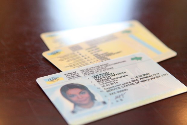 Ідентифікація водія поліцейським повинна здійснюватися на підставі усної інформації від нього, - повідомив Автоюрист Володимир Караваєв на своїй сторінці в Facebook