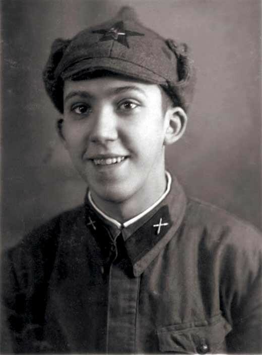 Юрій Нікулін народився 18 грудня 1921 року в місті Демидові