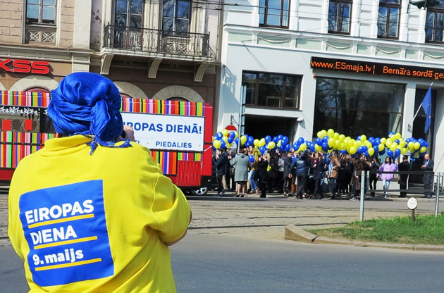 У ризьких святкуваннях 8-9 травня, в суперечках про них - багато корисного для України   Відповідно до законів перспективи, зміна точки огляду сильно змінює картину