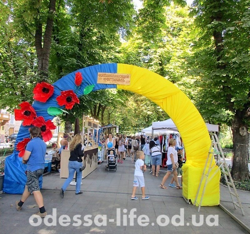 Ювілейний - десятий Вишиванковий фестиваль почався сьогодні з проведення ярмарки народних майстрів
