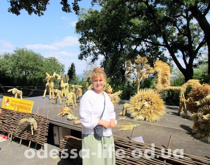 Але все ж головною родзинкою ярмарки Вишиванковий фестивалю стали, на мій погляд, особливі фотозоні, де оселилися трансформаційні скульптури Лесі Колосенко з м