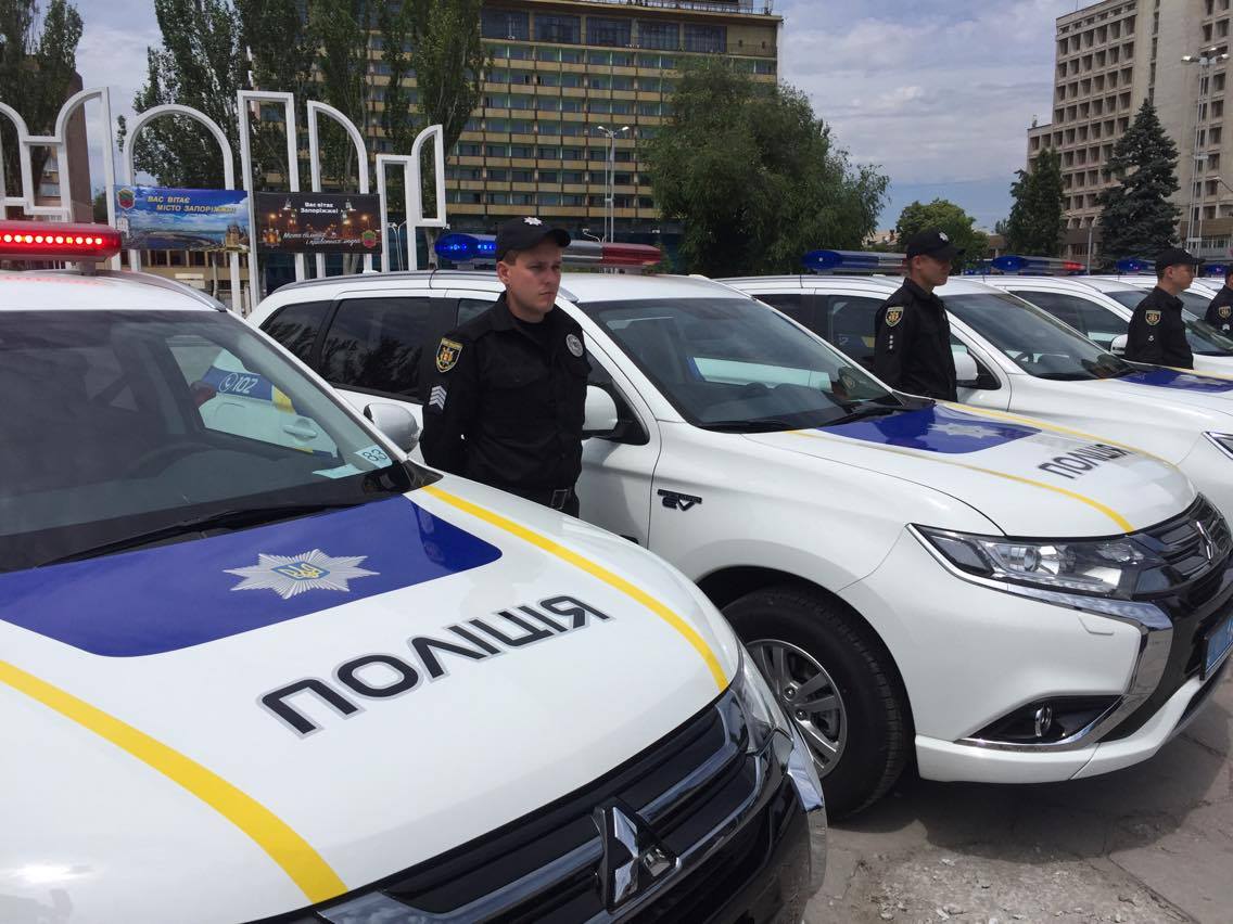 Зокрема, до компетенції її співробітників тепер належить контроль за безпекою пасажирських і вантажних перевезень, а це значить, що саме патрульна поліція зобов'язана проводити перевірки дотримання ліцензійних умов перевезень, а також займатися оформленням і видачею всіх необхідних дозвільних документів, в тому числі, на перевезення небезпечних вантажів