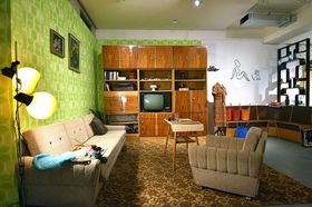 Вітальня в стилі ретро, ​​Фото: Філіп Яндоурек, Чеське радіо   Тут же неподалік можна ознайомитися з тим, де і як жили чехословацькі громадяни в 70-ті - 80-ті роки - інтер'єр звичайної квартири небагато чим відрізняється від того, який вигляд мали радянські квартири в той час - та ж дерев'яна «стінка», рослина «щучий хвіст », подібні вази та інші предмети зі скла