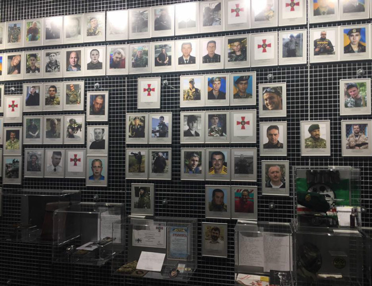Есть особенно тяжелая, с моральной точки зрения, Зал Памяти - полтысячи портретов людей, которые отдали на Донбассе свои жизни, защищая Украину