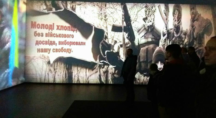 На четырех стенах предлагается посмотреть 24-минутный фильм, в котором в хронологической последовательности представлены события последних трех лет - от оккупации Крыма до современности