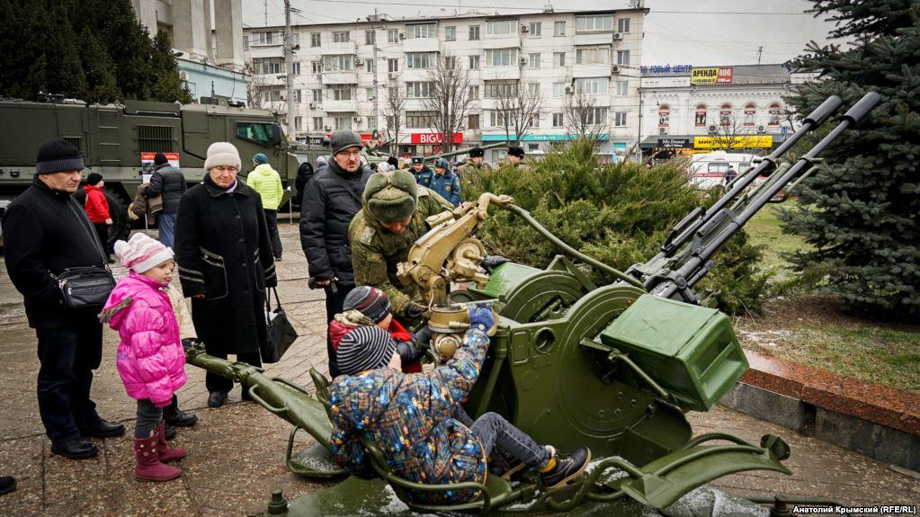Військові РФ не тільки демонстрували дітям облаштування військових знарядь, а й пояснювали принцип їх дії