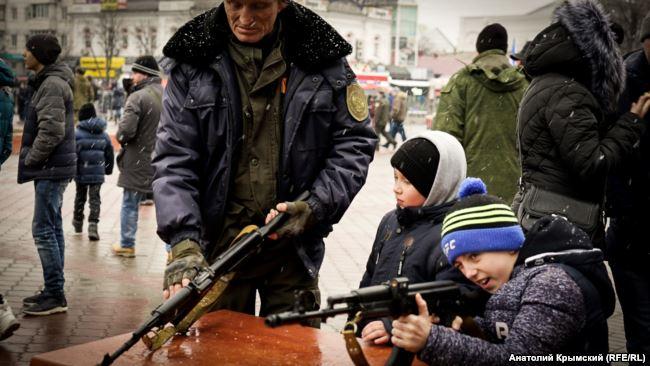 Читайте також Любителька Росії Лобода привітала чоловіків з 23 лютого (фото)   Як повідомляється, глядачів на площі трохи, можливо, це пов'язано з негодою: в Сімферополі 23 лютого - мокрий сніг