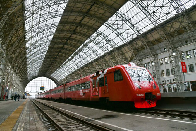 Від вокзалу слідуємо на Павелецькому станцію і по Кільцевій гілці доїжджаємо до «Проспекту Миру», переходимо на Калузько - Ризьку лінію і далі до станції «ВДНХ»