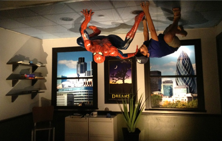 Інсталяція з Людиною-павуком зроблена догори ногами - щоб на фото створювався ефект, ніби ви прилипли до стелі