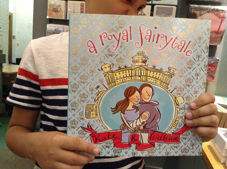 У дитячому відділі сувенірного магазину - казка про реальних принца і принцесу