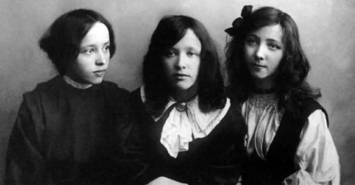 Наташа, Ася і Таня (зліва направо)