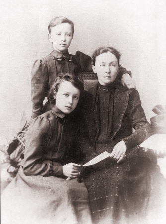 Ася (вгорі) і Наташа (внизу) Тургенєва з тіткою