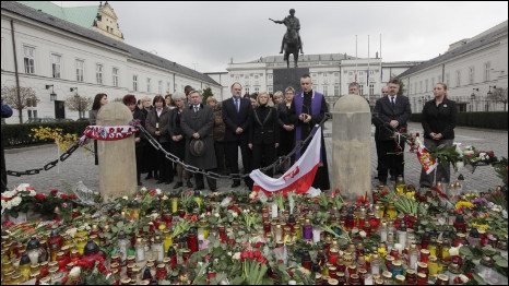 Польща сумує за жертвами авіакатастрофи під Смоленськом, в результаті якої загинули президент країни Лех Качиньський і члени вищого керівництва країни
