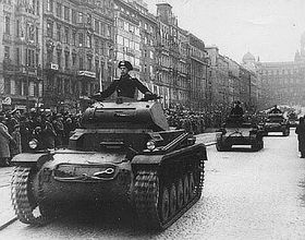 Вацлавська площа, березень 1939 р   Після березня 1939 р після окупації Чехословаччини все відбувалося під наглядом головного командування вермахту і його спеціальних структур, створених саме для цього