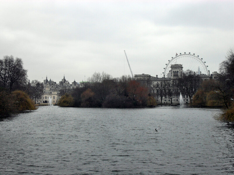 І ще погляд на ставок в сторону від Букінгемського палацу (далеко видно колесо огляду під назвою «Лондонський Око»):
