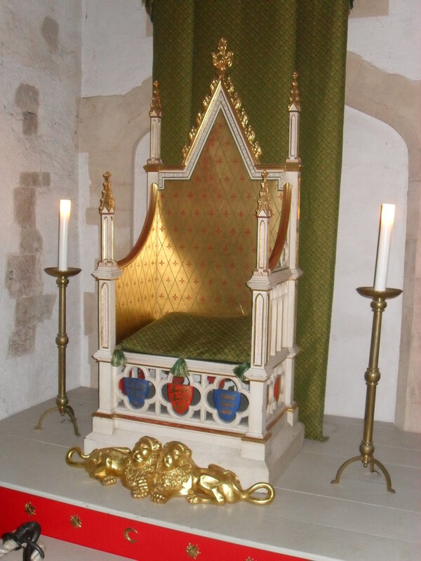 В одній з палат мені запам'яталася копія трону початку XIV століття, призначеного тільки для коронації обряду: