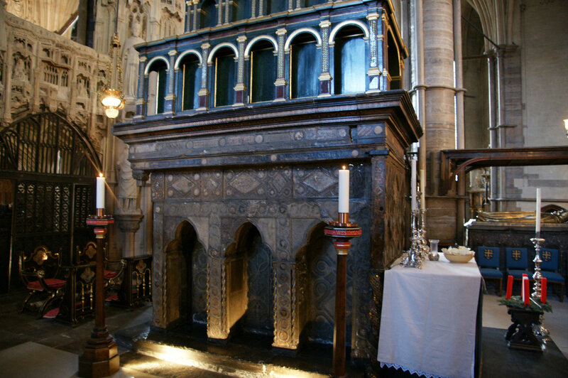 Абатство - традиційне місце коронації монархів Великобританії (з XI століття) та їхніх поховань (в XIII-XVIII століттях)