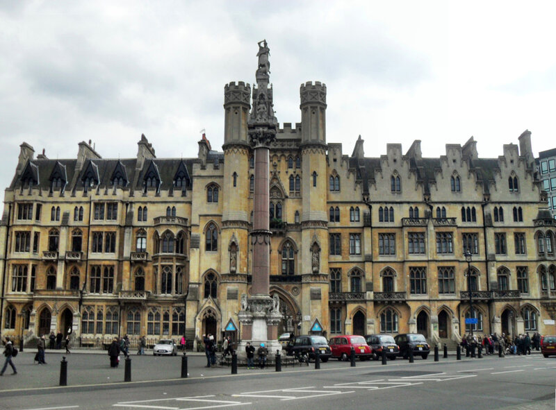 Палац бежевого кольору - санктуарій (сховище цінностей) Вестмінстерського абатства:   І ще мені запам'яталося будівлі Верховного суду