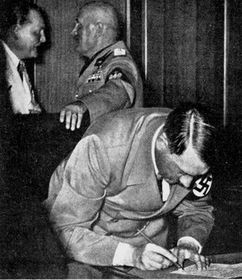 Адольф Гітлер ставить підпис під Мюнхенська угода   На той час, однак, було вже пізно