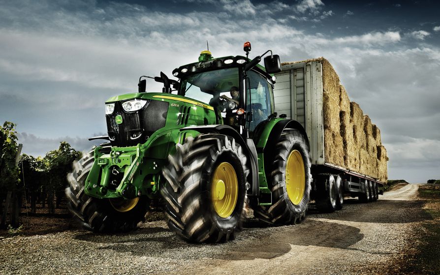 Компанія John Deere має довгу і насичену подіями історію і сьогодні асортимент продукції, що випускається нею продукції налічує десятки лінійок такої техніки, як   трактора   , Комбайни, сівалки, снігоприбиральні машини, обприскувачі, комбайни зі збору бавовни, будівельні екскаватори та   навантажувачі   , Різна лісозаготівельна техніка