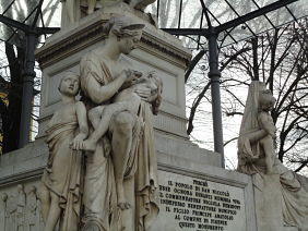 Пам'ятник був замовлений скульпторові   Лоренцо Бартоліні   Анатолієм Демидовим для парку сімейній резиденції, а в 1870 році був подарований замовником муніципалітету Флоренції