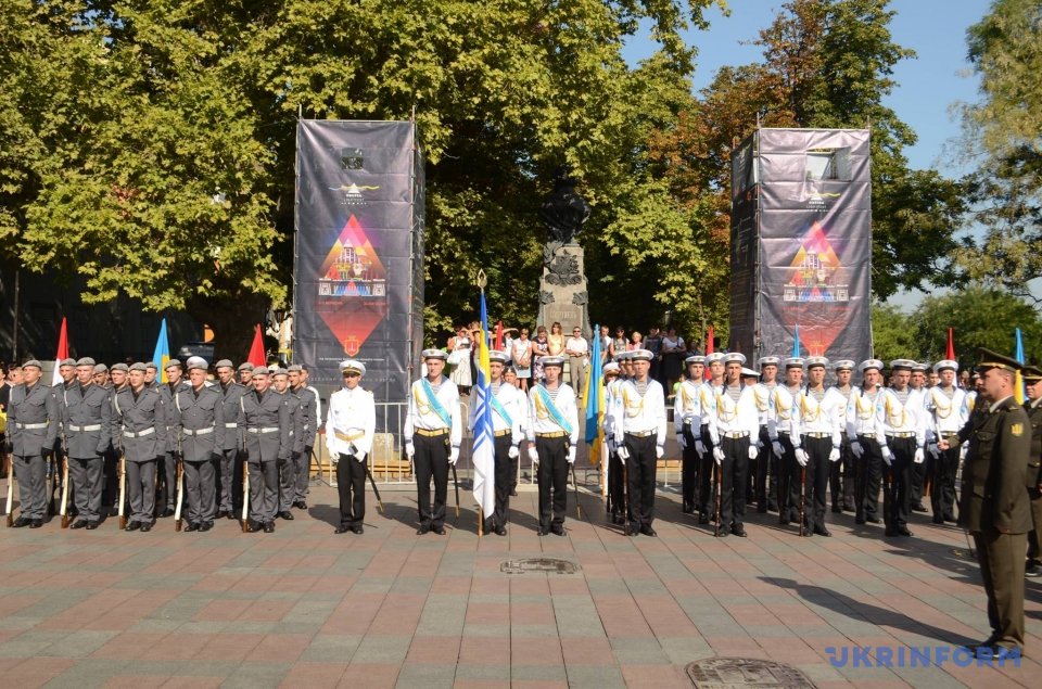 За традицією урочисту церемонію з цієї нагоди відкрив мер   Одеси   Геннадій Труханов, пройшли маршем на Думській площі курсанти Військової академії, після чого відбувся бал танцювальних колективів міста, повідомляє кореспондент Укрінформу