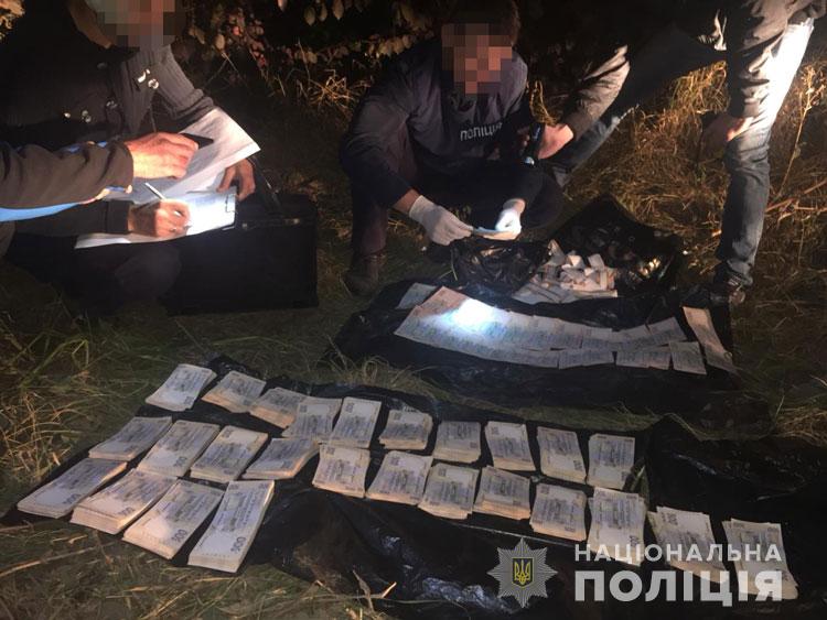 В Івано-Франківській області депутата і його спільника, викритих на хабарі в 50 тисяч євро за голосування на сесії, оголосили в розшук - під час затримання підозрювані зникли