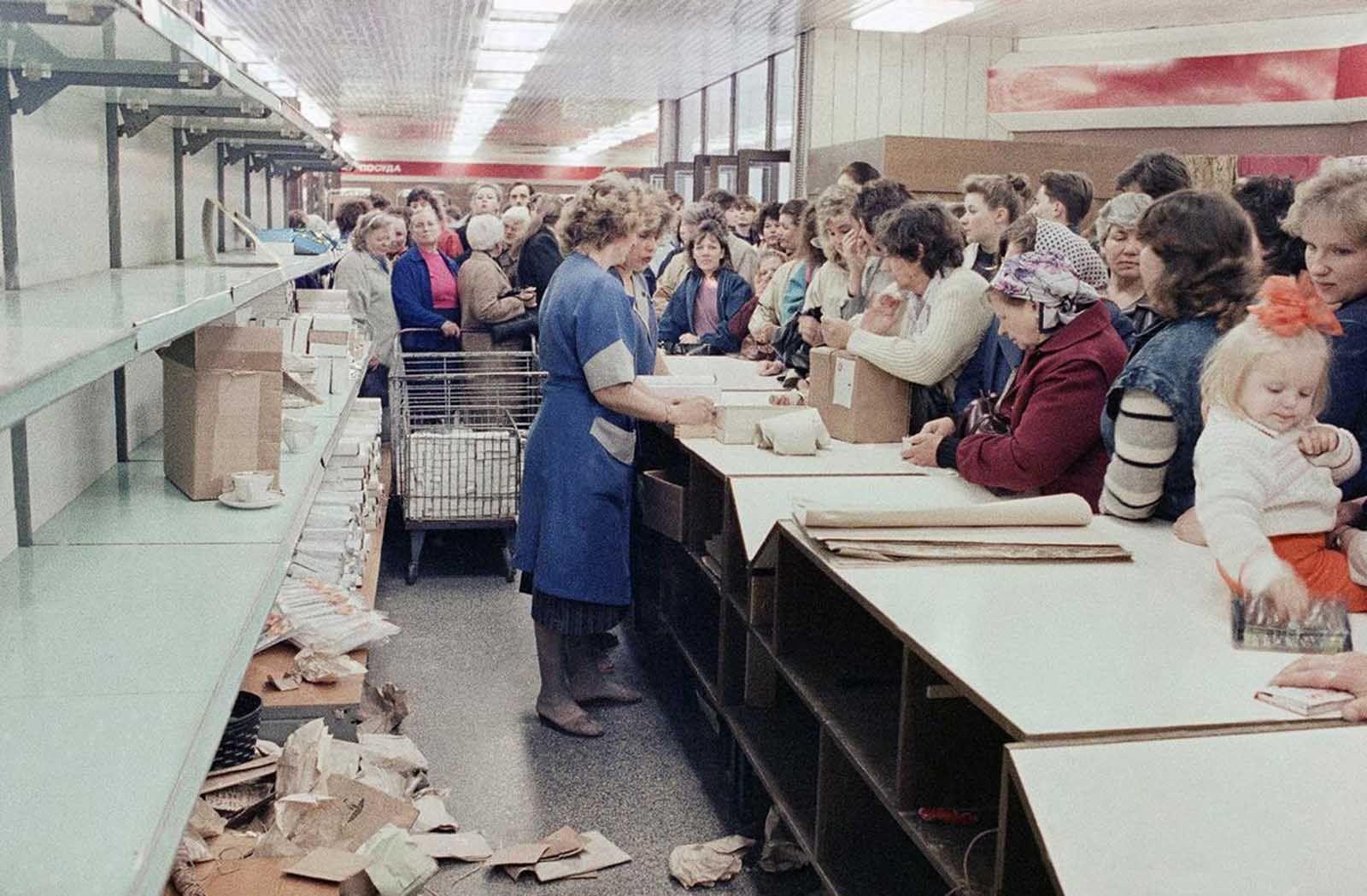 До цього набору варто також додати мізерний вибір продуктів, розваг і обов'язкову віру в ідеологію СРСР