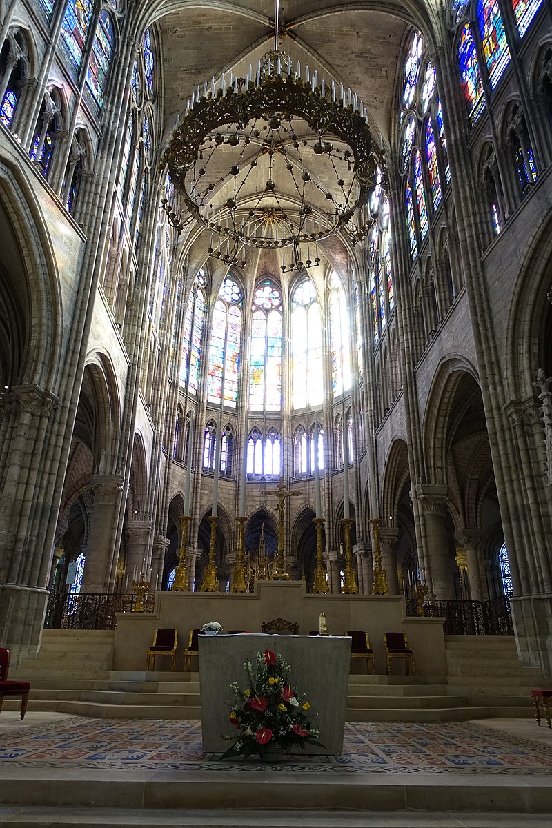 Незабаром слідом за Сен-Дені новий стиль був застосований при зведенні собору Паризької Богоматері (закладений в 1163) і Ланского собору (закладений у 1165)