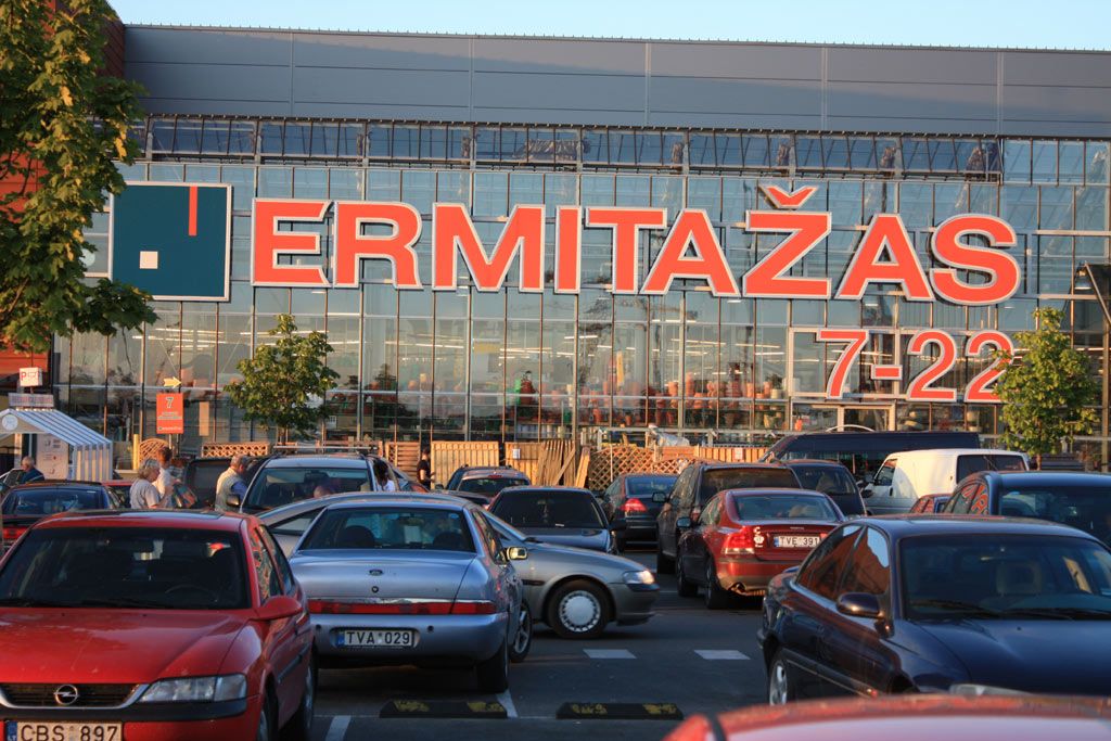 Найбільшим магазином всього «Акрополіс» у Вільнюсі вважається «Максима» (Maxima)
