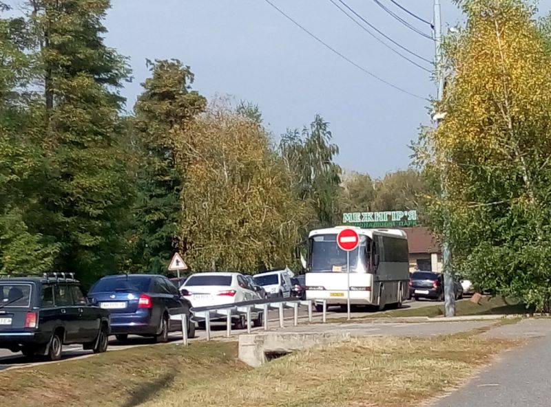 Охочих подивитися на неї сьогодні до сих пір вистачає: біля входу вишикувалася низка автомобілів і автобусів