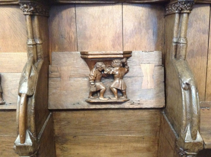 Різьблений дерев'яний орган і цікаві алегоричні сценки на сидіннях (Мізерікордія) для служителів церкви заслуговують на окрему увагу: ось це, наприклад, боротьба розсудливості з гнівом