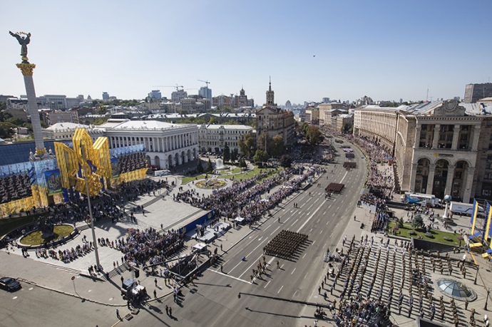 Як повідомляє    Інтерфакс-Україна   , Перед урочистим проходженням піших і моторизованих колон відбулося вручення бойових прапорів військовим частинам, які беруть участь в бойових діях на сході України