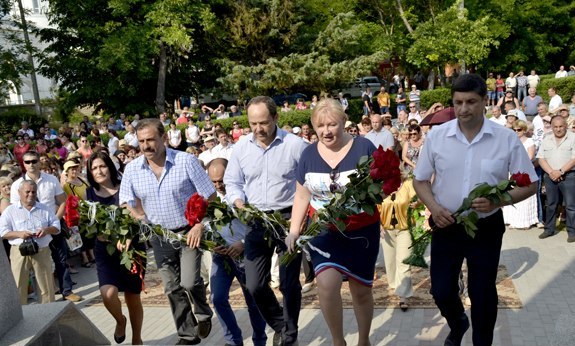 Народні обранці зустрілися з жителями району біля пам'ятника болгарським ополченцям, до якого перед зустріччю поклали квіти