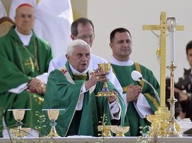 Папа Бенедикт XVI (Фото: ЧТК)   Празький єпископ наголосив, що було надзвичайно важливо, що саме в нелегкий для суспільства період Святіший Отець неодноразово говорив про надію