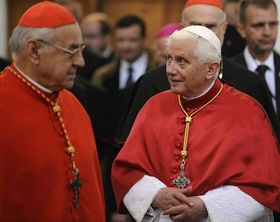 Кардинал Мілослав Влк і папа римський Бенедикт XVI (Фото: ЧТК)   Повертаючись до візиту Папи Римського до Чехії