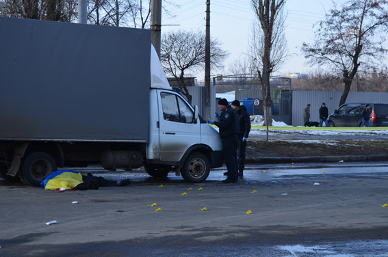 Від металевих деталей, якими, ймовірно, була начинена вибухівка, частина мітингувальників прикрив автомобіль «Газель»