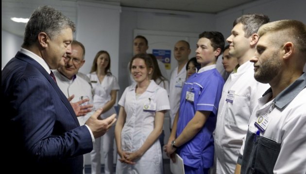 Президент Петро Порошенко подякував медичних працівників Дніпропетровської лікарні імені