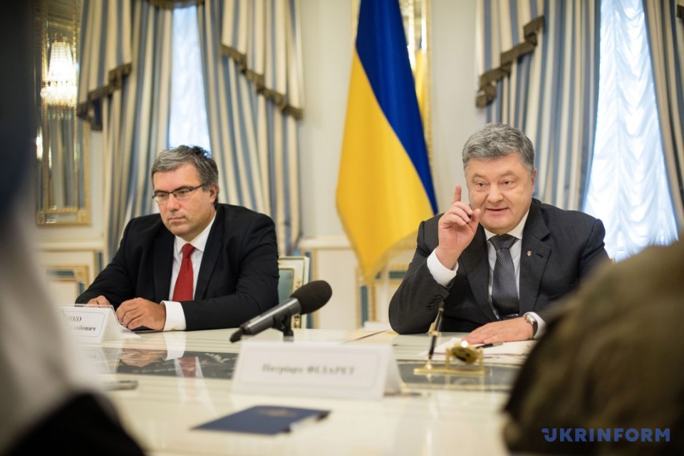 Президент України Петро Порошенко на прохання керівників церков і Героїв України підписав Закон Про амністію в 2016 році