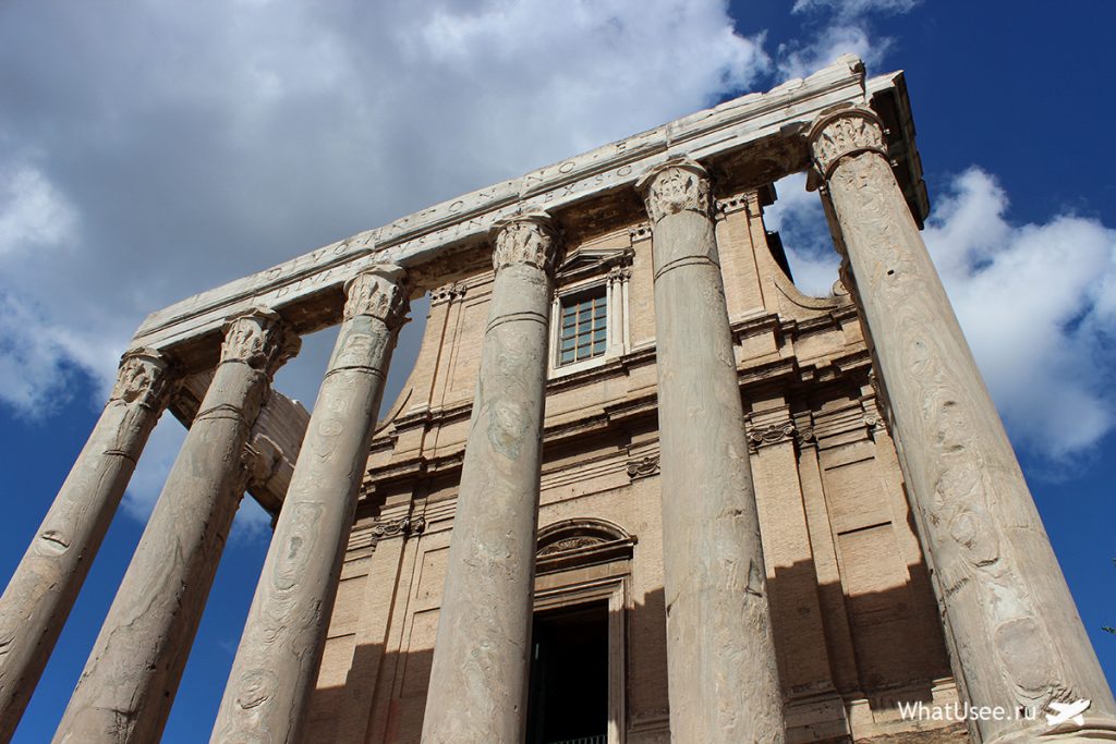 Храм Антоніна та Фаустини в Римському Форумі прикрашають рельєфи і орнаменти
