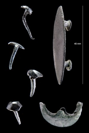 Елементи екіпіровки і цвяхи з сандалій римських легіонерів, які розкопали в Хахельбіх