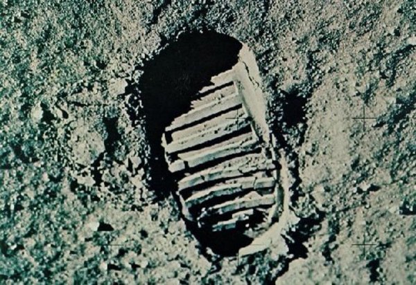 Дослідження місячного грунту на новосибірському джерелі синхротронного випромінювання підтвердили справжність висадки американських астронавтів на Місяць