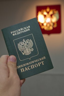 Росія і Євросоюз не змогли домовитися про нову угоду щодо полегшення візового режиму, і каменем спотикання стало прагнення Москви домогтися скасування віз для російських чиновників, власників синіх службових паспортів