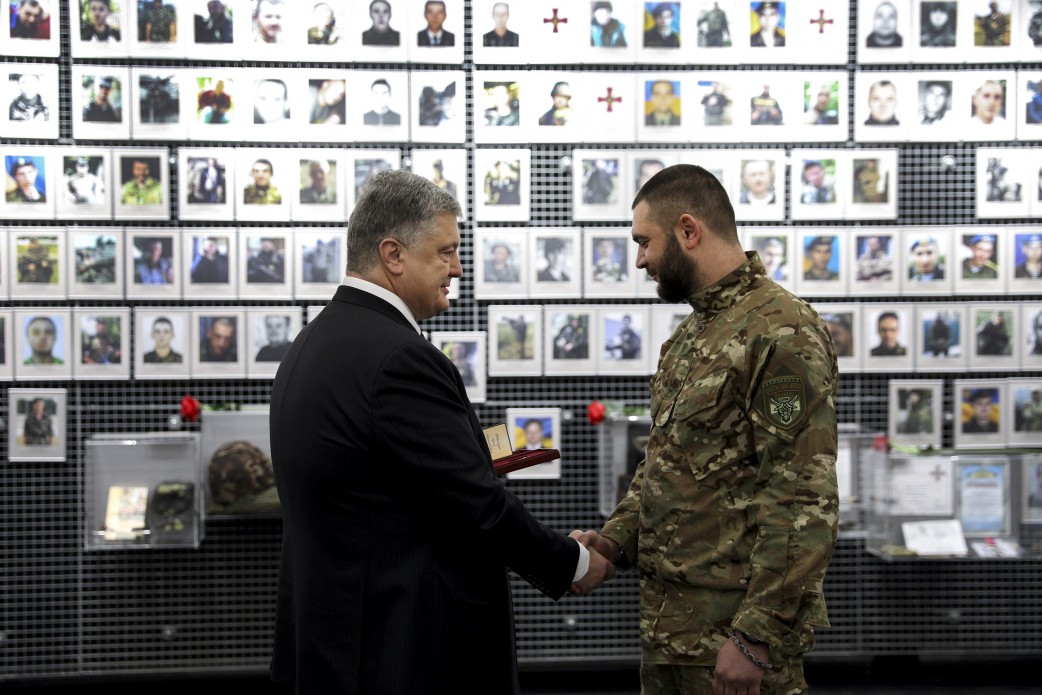 Президент зустрівся з ветеранами АТО - добровольцями, які стали на захист Батьківщини в найскладніші моменти військового протистояння в 2014-2015 роках, повідомляє   прес-служба глави держави