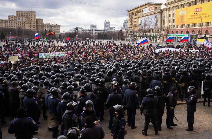 У неділю продовжилися хвилювання в східних регіонах України   Мітинг на підтримку референдуму про статус Криму на площі Свободи в Харкові