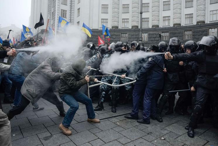 Зіткнення протестуючих з поліцією   У Києві виникли складнощі з придбанням засобів самозахисту, зокрема газових балончиків